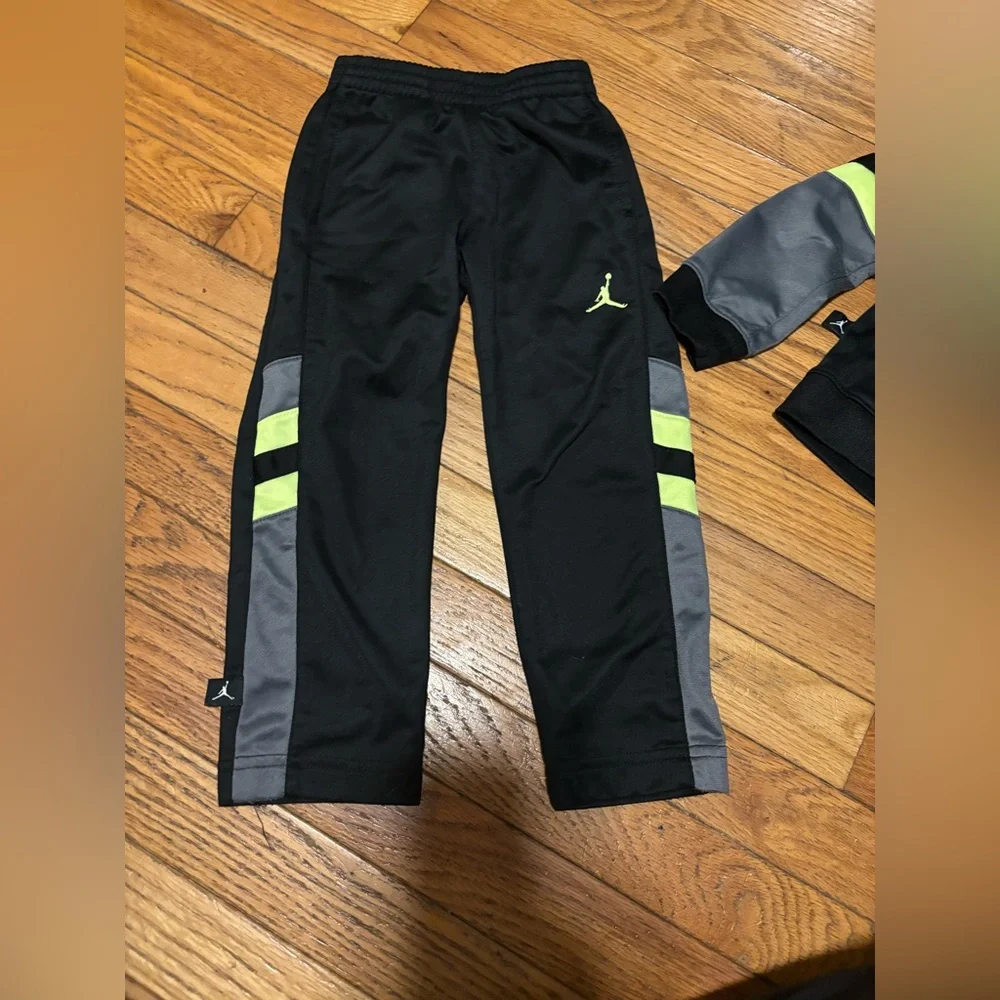 Nike Jordan tracksuit. Zipper log sleeves  top and pants.  size 3T. - Picture 4 of 7
